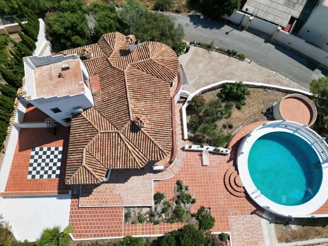 4 Zimmer Villa zu verkaufen in Salobreña mit Pool Garage - 749.000 € (Ref: 9952003)