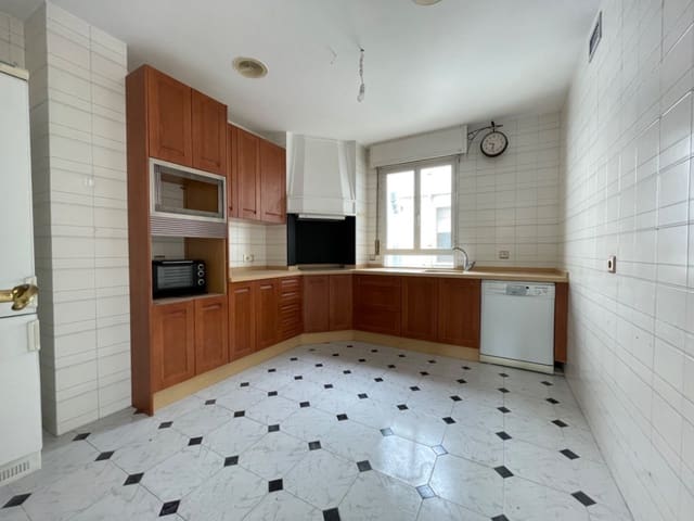 4 soveværelse Lejlighed til salg i Ponferrada med garage - € 195.000 (Ref: 1938792)