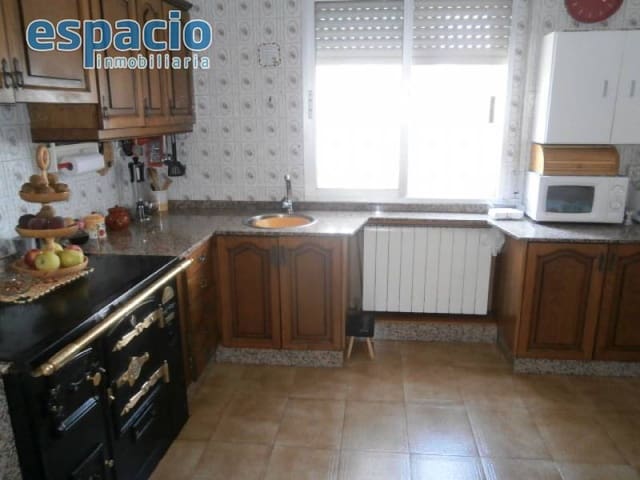 6 slaapkamer Villa te koop in Vega de Espinareda met garage - € 180.000 (Ref: 2733784)