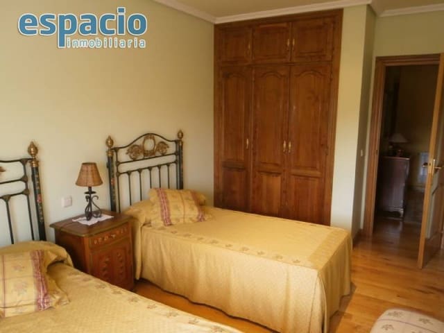 5 soveværelse Villa til salg i Carracedelo med garage - € 460.000 (Ref: 2733832)