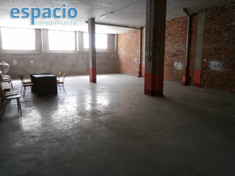 Commercial for sale in Ponferrada - € 76,000 (Ref: 2733908)