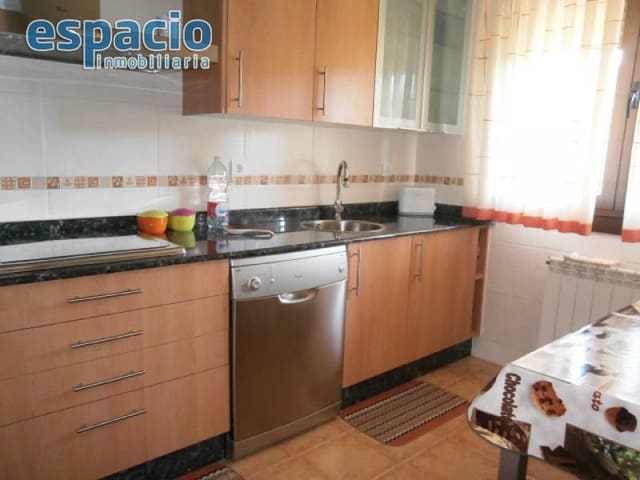 3 slaapkamer Rijtjeshuis te koop in Arganza met garage - € 150.000 (Ref: 3604490)