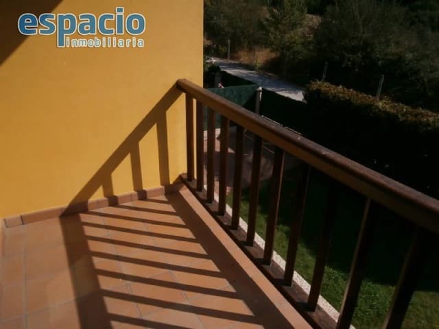 3 slaapkamer Rijtjeshuis te koop in Arganza met garage - € 150.000 (Ref: 3604490)