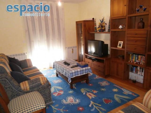 3 slaapkamer Rijtjeshuis te koop in Arganza met garage - € 150.000 (Ref: 3604490)