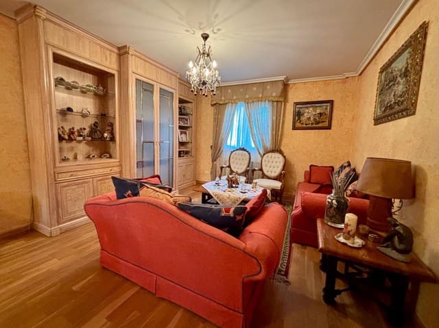 4 slaapkamer Rijtjeshuis te koop in Ponferrada met garage - € 400.000 (Ref: 3992827)