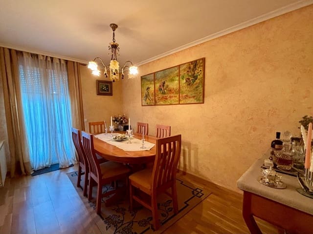 4 slaapkamer Rijtjeshuis te koop in Ponferrada met garage - € 400.000 (Ref: 3992827)