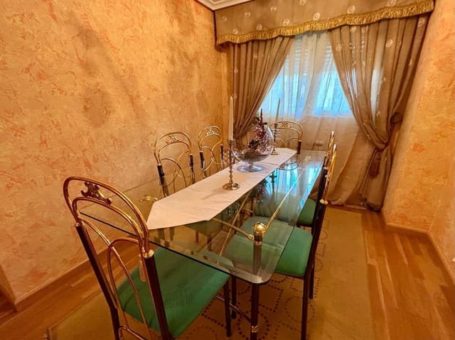 4 slaapkamer Rijtjeshuis te koop in Ponferrada met garage - € 400.000 (Ref: 3992827)