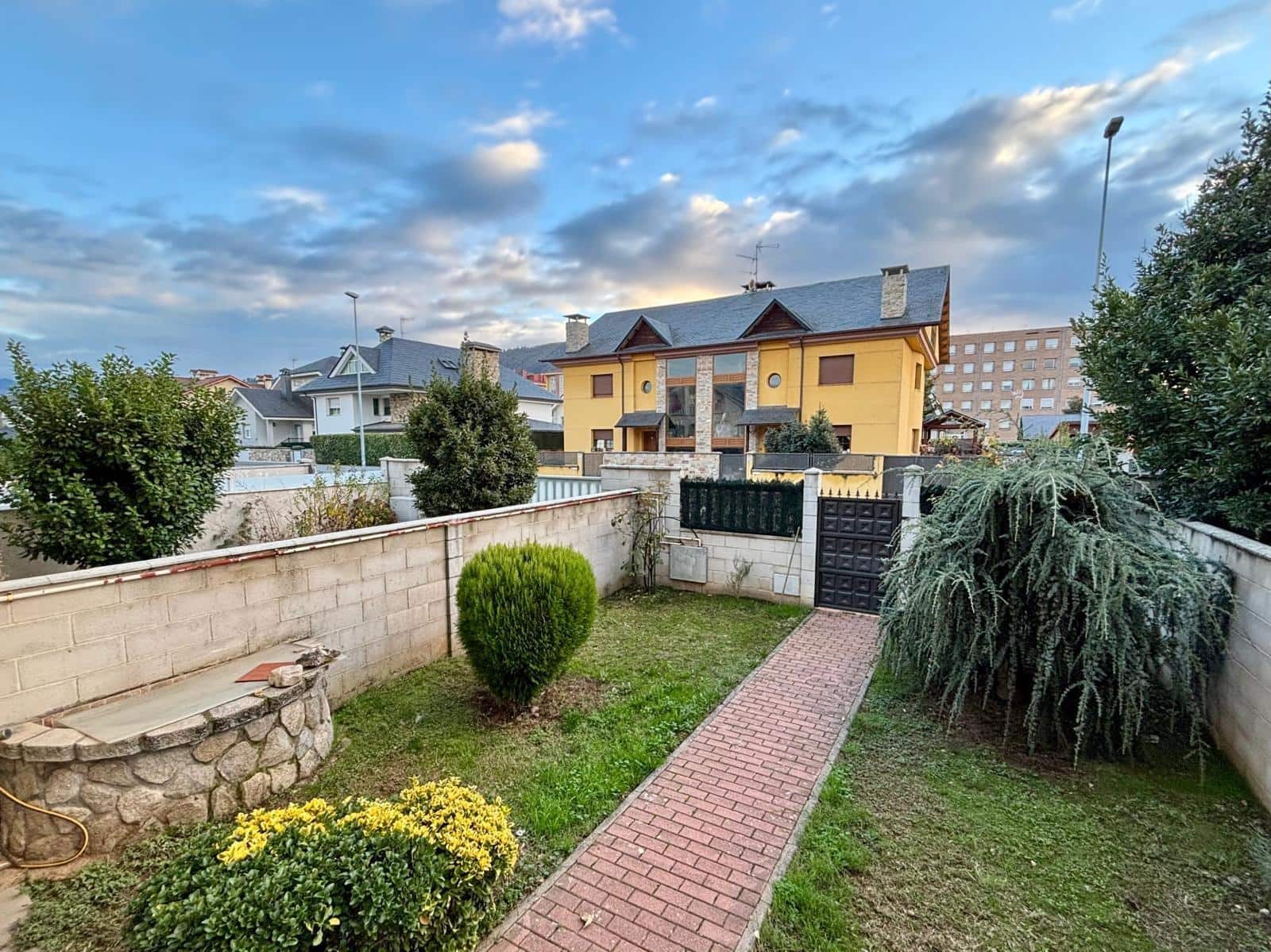 4 soveværelse Rækkehus til salg i Ponferrada med garage - € 400.000 (Ref: 3992827)