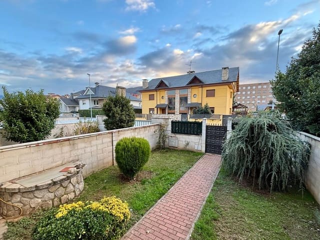 4 slaapkamer Rijtjeshuis te koop in Ponferrada met garage - € 400.000 (Ref: 3992827)