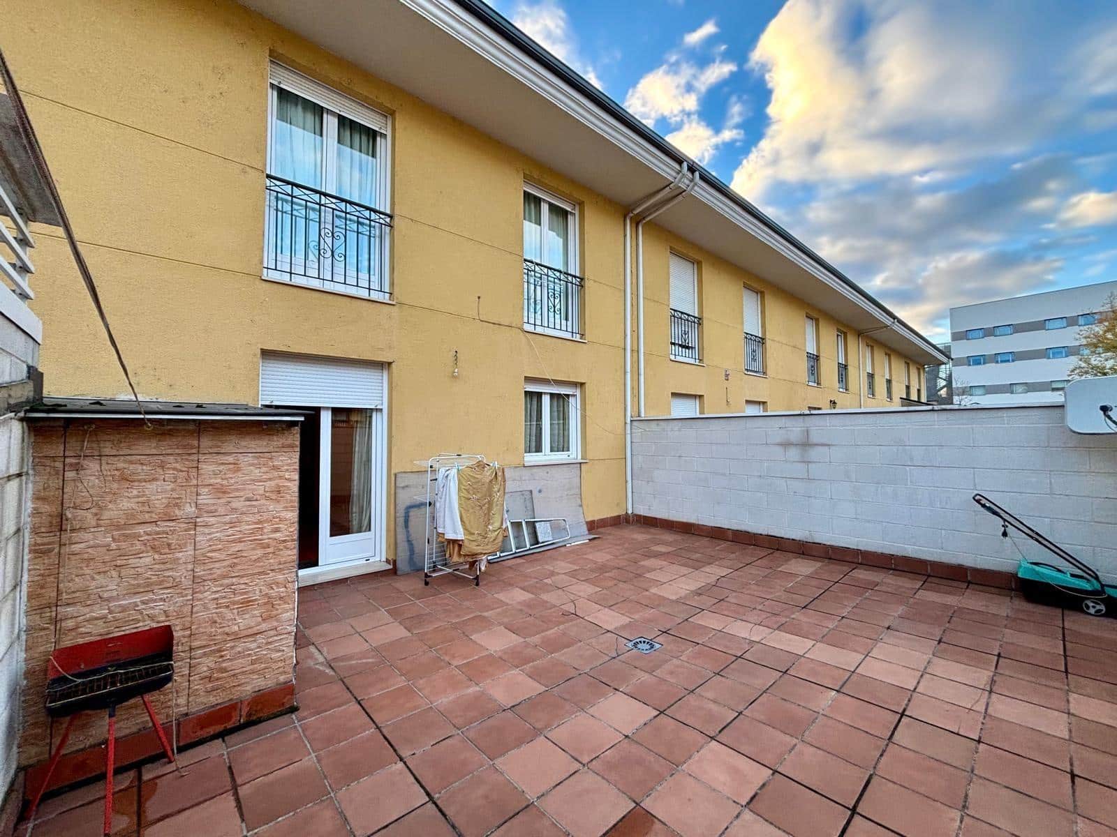 4 soveværelse Rækkehus til salg i Ponferrada med garage - € 400.000 (Ref: 3992827)