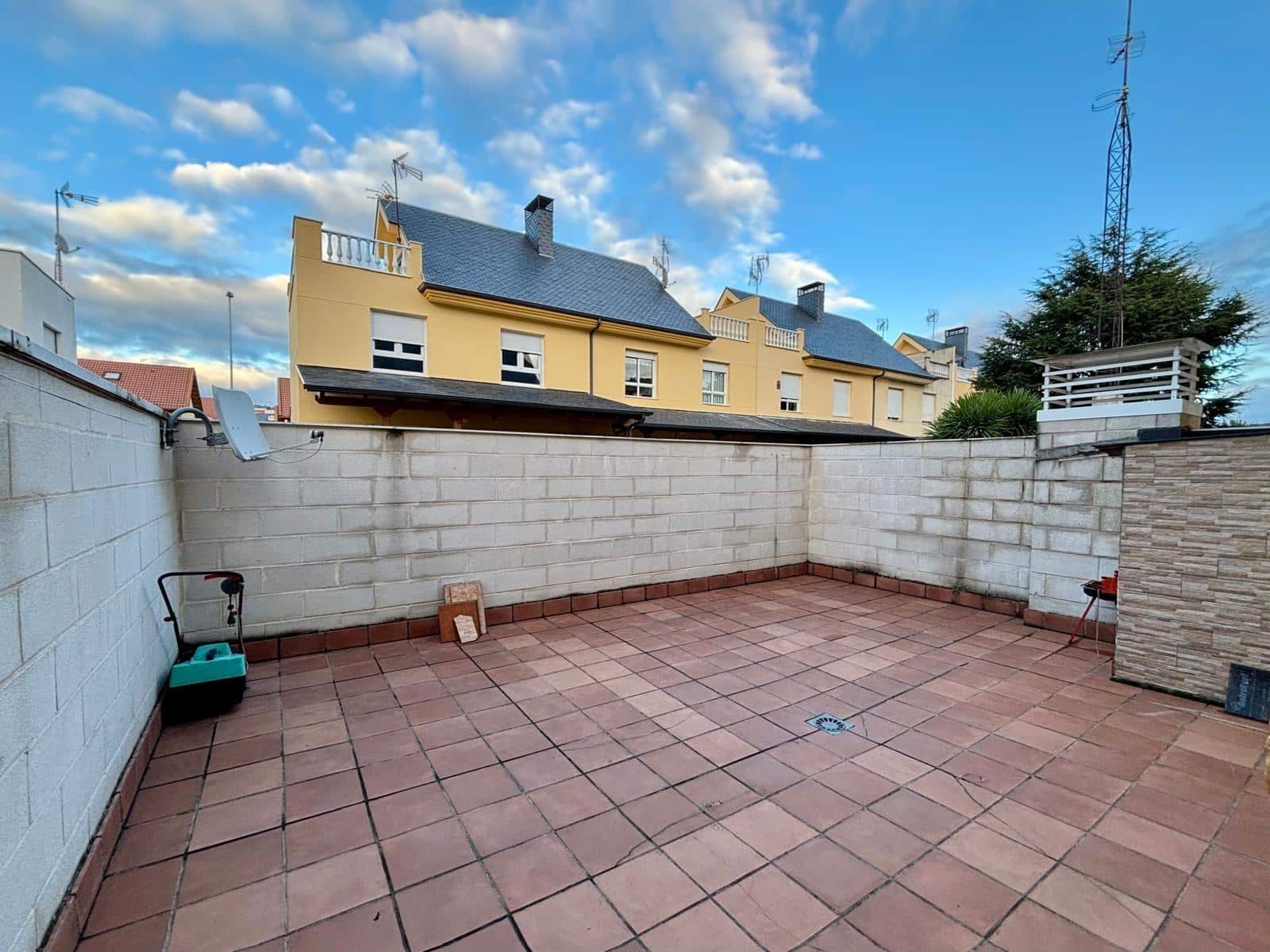 4 soveværelse Rækkehus til salg i Ponferrada med garage - € 400.000 (Ref: 3992827)