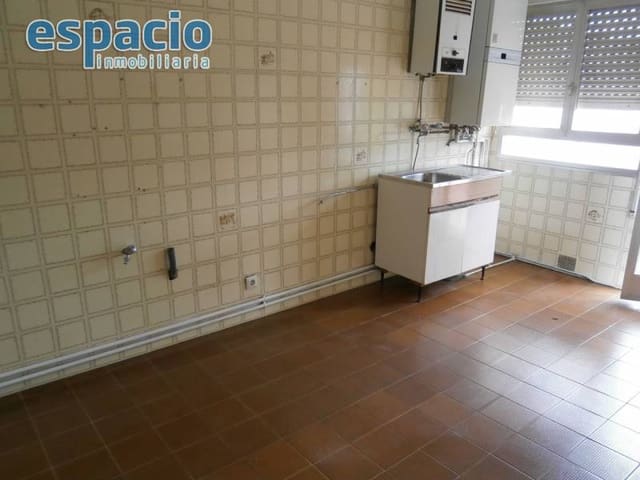 6 bedroom Townhouse for sale in Toral de los Vados - € 160,000 (Ref: 5840753)