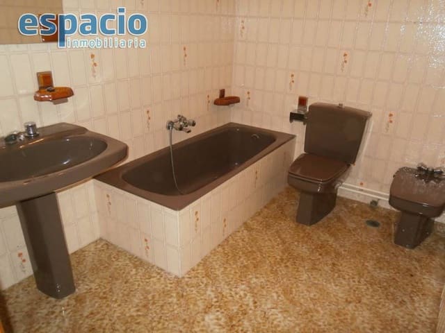 6 bedroom Townhouse for sale in Toral de los Vados - € 160,000 (Ref: 5840753)