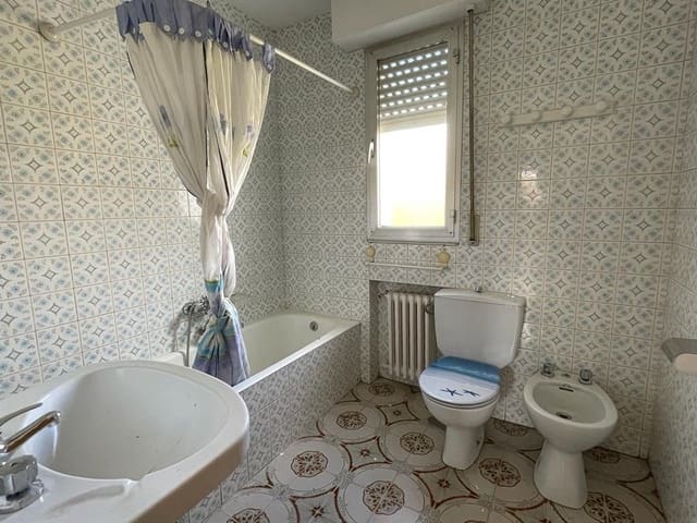 3 bedroom Villa for sale in Magaz de Abajo, Camponaraya with garage - € 80,000 (Ref: 6630158)