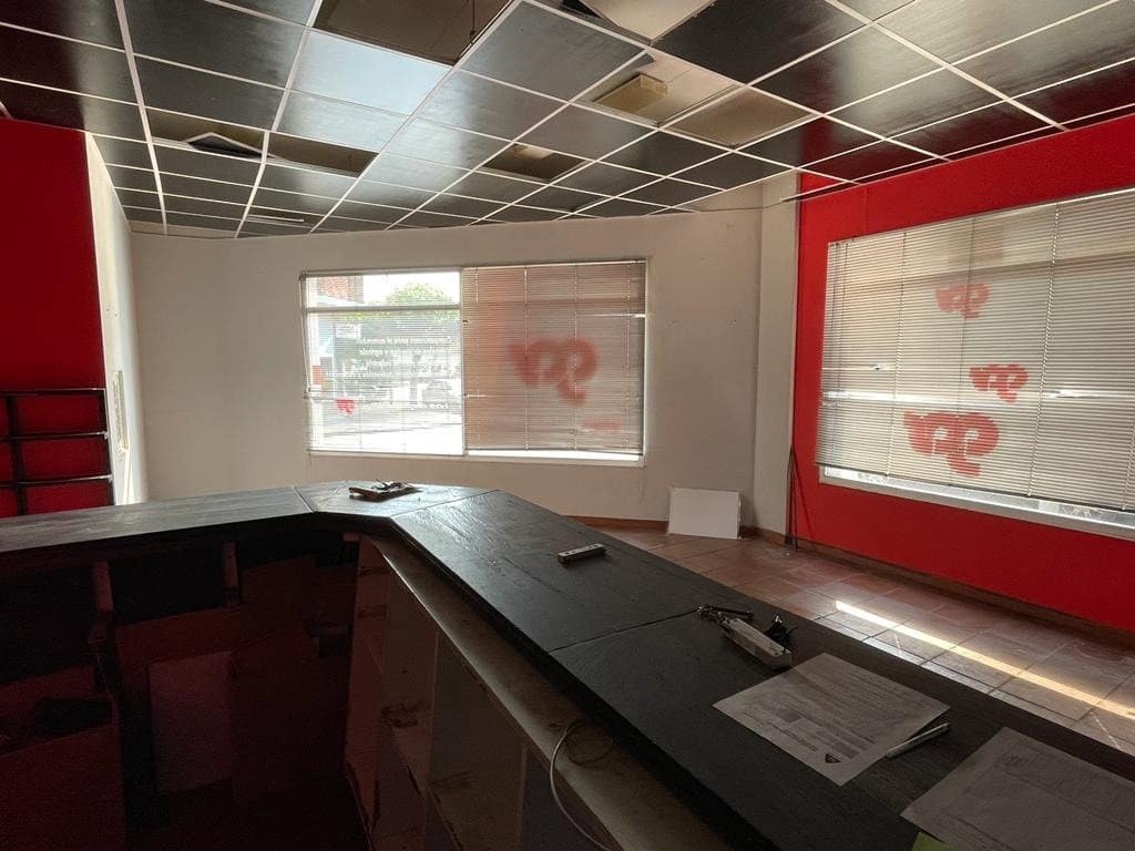 Kaupallinen myytävänä paikassa Ponferrada - 81 000 € (Ref: 6975868)