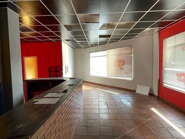 Kaupallinen myytävänä paikassa Ponferrada - 81 000 € (Ref: 6975868)