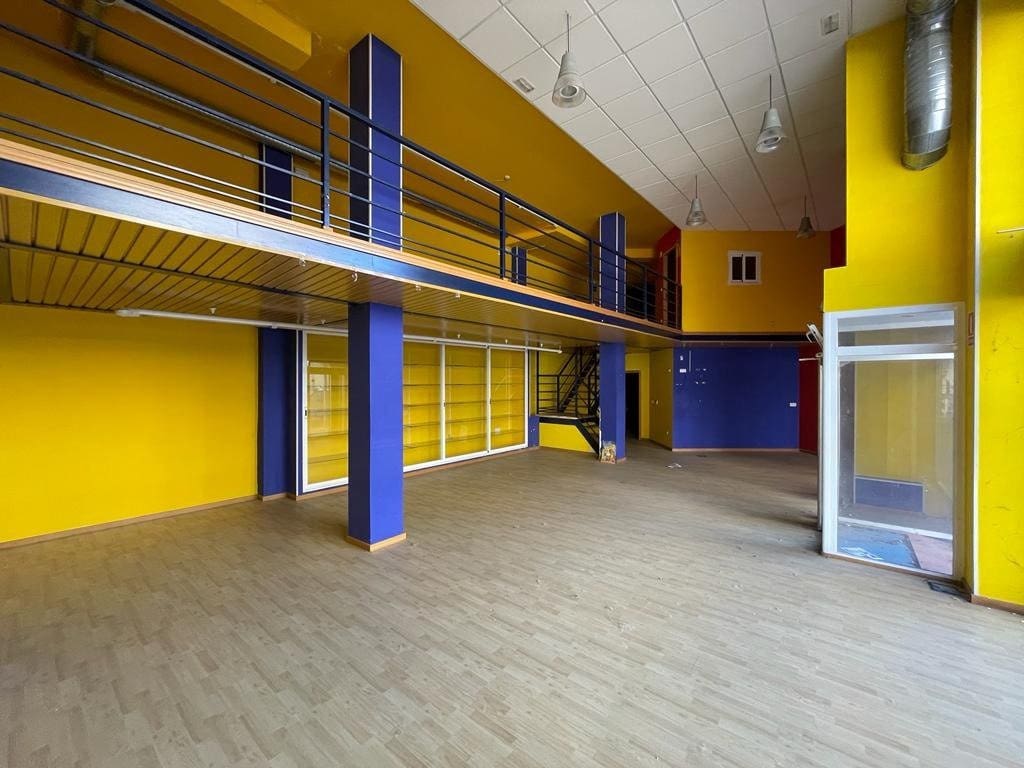Kaupallinen myytävänä paikassa Ponferrada - 98 000 € (Ref: 7102063)