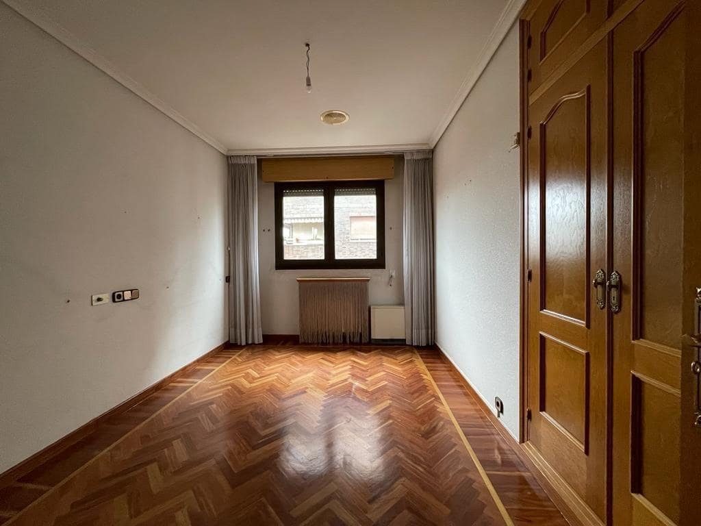 6 soveværelse Lejlighed til salg i Ponferrada med garage - € 225.000 (Ref: 7890558)