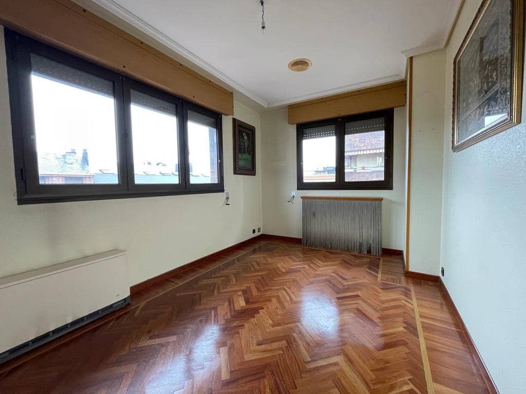 6 soveværelse Lejlighed til salg i Ponferrada med garage - € 225.000 (Ref: 7890558)