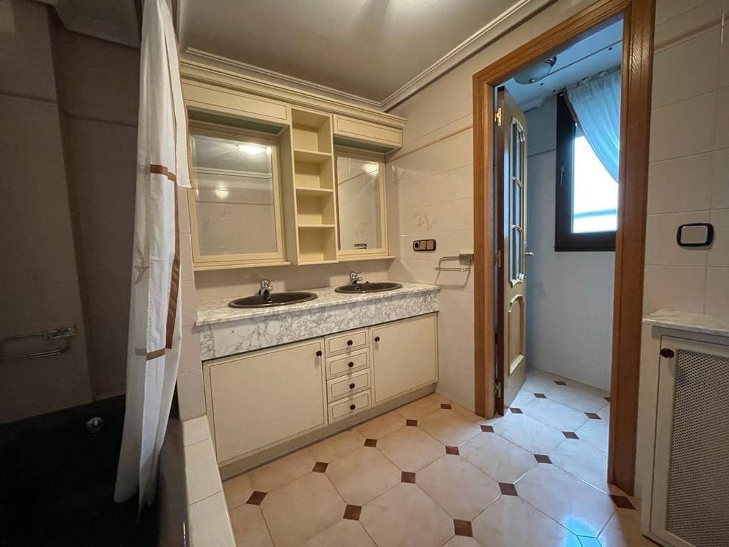 6 soveværelse Lejlighed til salg i Ponferrada med garage - € 225.000 (Ref: 7890558)