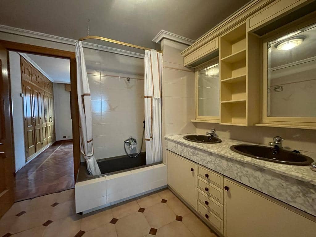 6 soveværelse Lejlighed til salg i Ponferrada med garage - € 225.000 (Ref: 7890558)