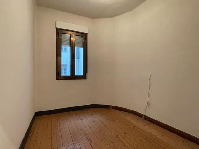 4 makuuhuone Asunto myytävänä paikassa Ponferrada mukana 
autotalli - 90 000 € (Ref: 7890559)