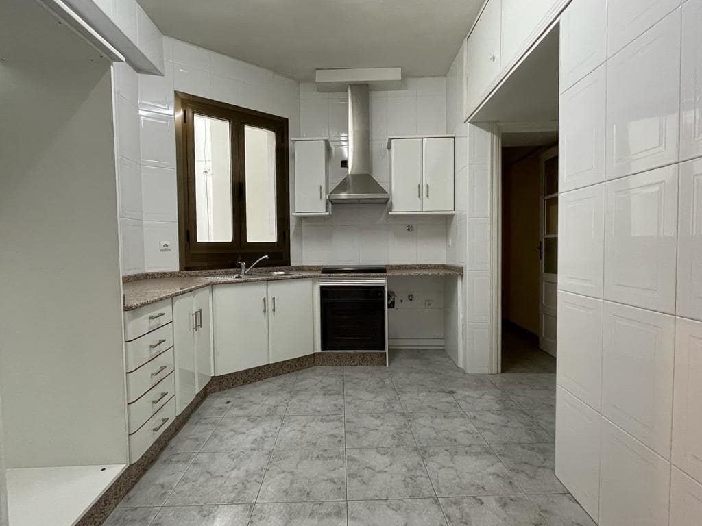 4 makuuhuone Asunto myytävänä paikassa Ponferrada mukana 
autotalli - 90 000 € (Ref: 7890559)