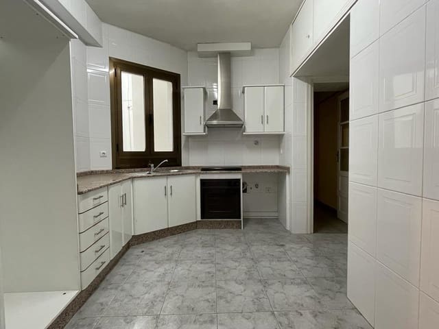 4 makuuhuone Asunto myytävänä paikassa Ponferrada mukana 
autotalli - 90 000 € (Ref: 7890559)