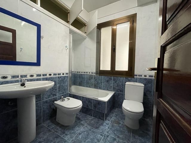 4 makuuhuone Asunto myytävänä paikassa Ponferrada mukana 
autotalli - 90 000 € (Ref: 7890559)