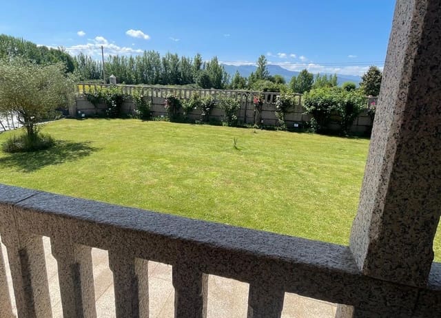 4 bedroom Villa for sale in Camponaraya with garage - € 325,000 (Ref: 8363662)