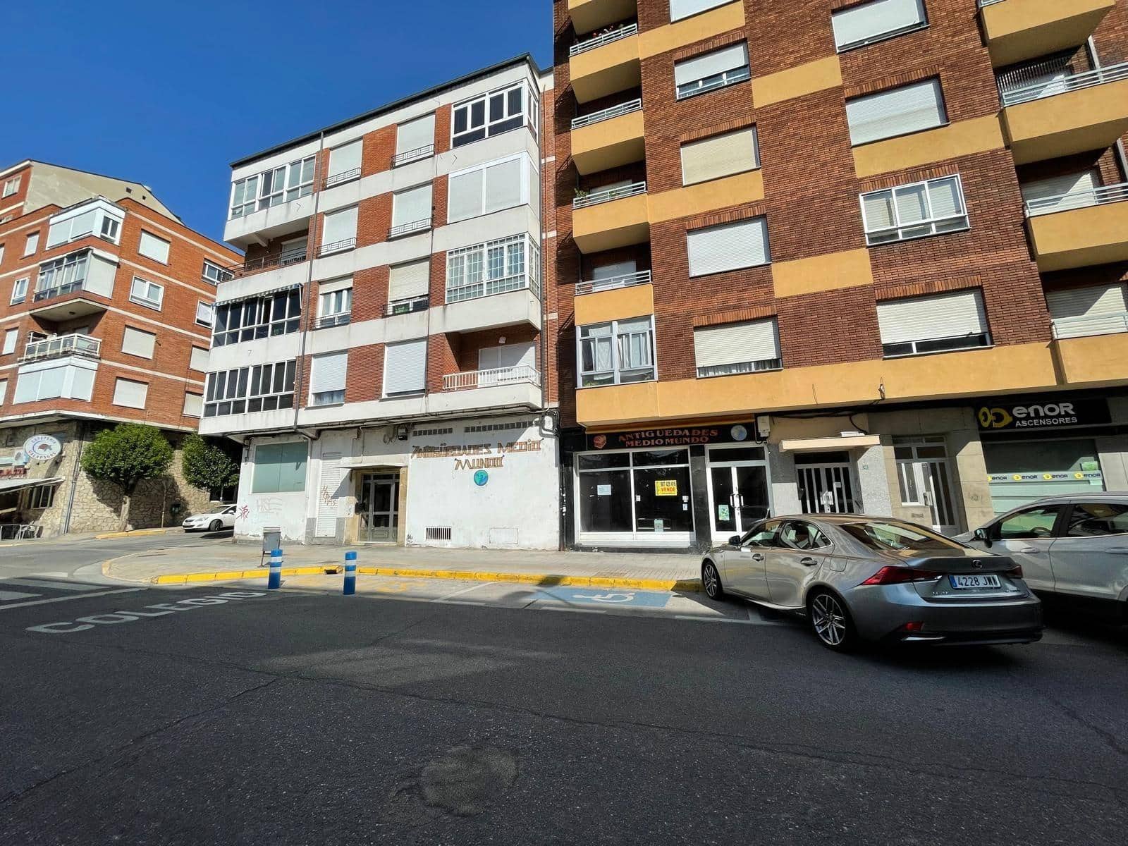 Commercial for sale in Ponferrada - € 67,000 (Ref: 8514515)
