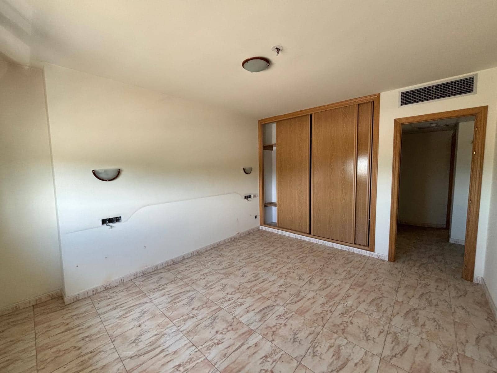 Virksomhed til salg i Cubillos del Sil med garage - € 155.000 (Ref: 8519318)