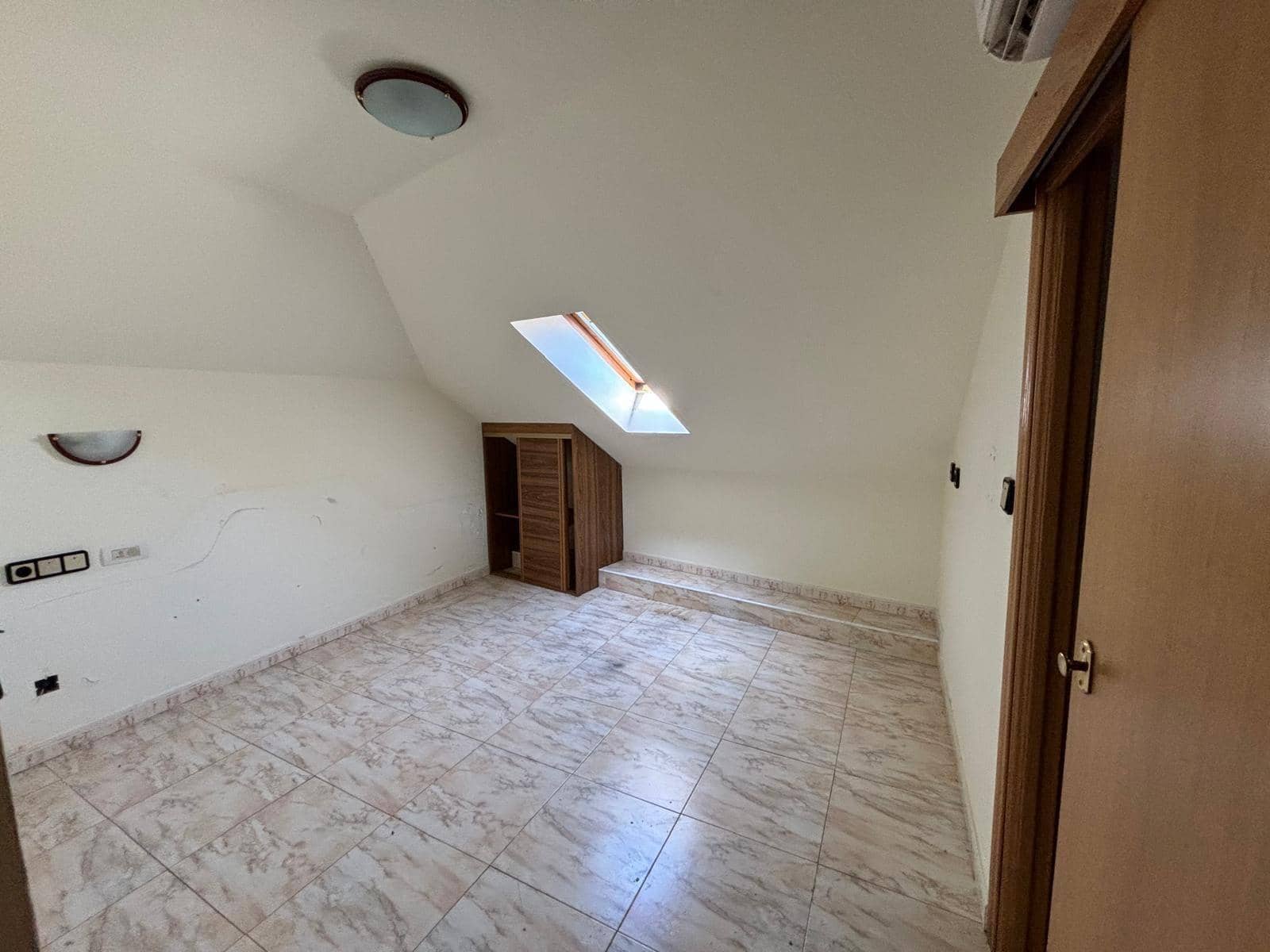 Virksomhed til salg i Cubillos del Sil med garage - € 155.000 (Ref: 8519318)