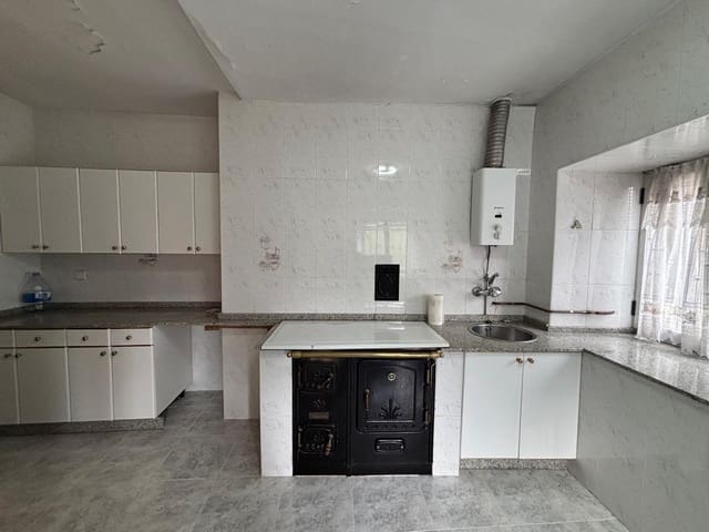 4 bedroom Finca/Country House for sale in Castropodame - € 35,000 (Ref: 8584496)