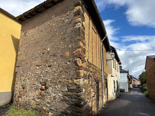 4 bedroom Finca/Country House for sale in Castropodame - € 35,000 (Ref: 8584496)