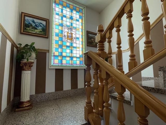 4 bedroom Villa for sale in Ponferrada - € 300,000 (Ref: 8867199)