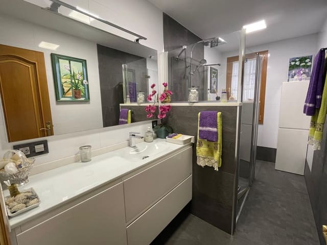 4 bedroom Villa for sale in Ponferrada - € 300,000 (Ref: 8867199)