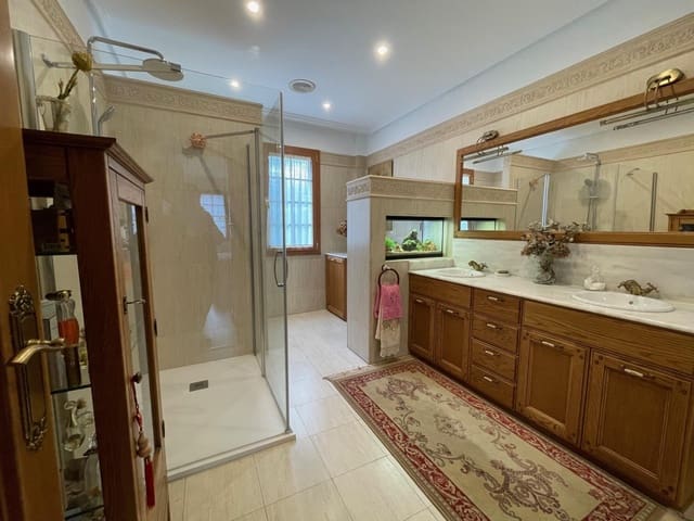 4 bedroom Villa for sale in Ponferrada - € 300,000 (Ref: 8867199)