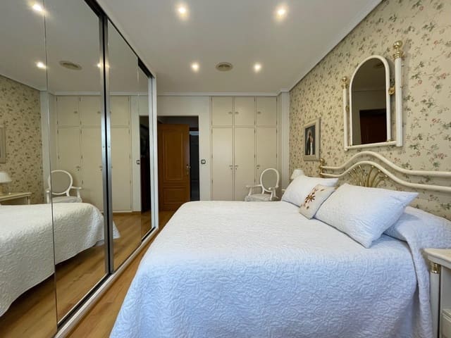 4 bedroom Villa for sale in Ponferrada - € 300,000 (Ref: 8867199)