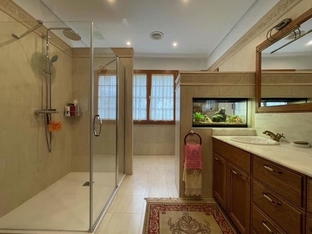 4 bedroom Villa for sale in Ponferrada - € 300,000 (Ref: 8867199)