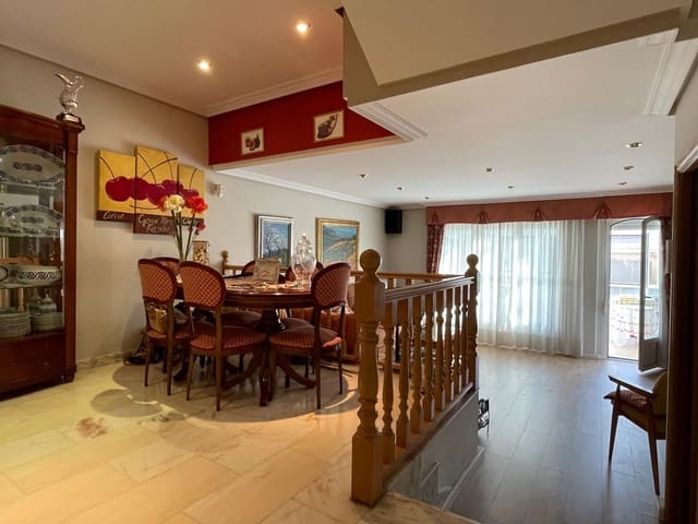 4 slaapkamer Rijtjeshuis te koop in Ponferrada met garage - € 319.000 (Ref: 9166948)