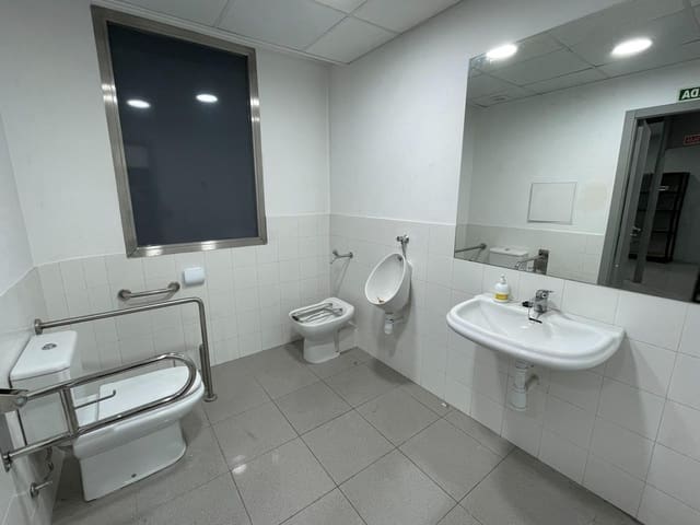 Erhverv til leje i Ponferrada - € 1.000 (Ref: 9269816)