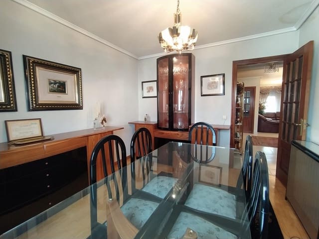 4 makuuhuone Huoneisto myytävänä paikassa Ponferrada mukana 
autotalli - 115 000 € (Ref: 9353674)