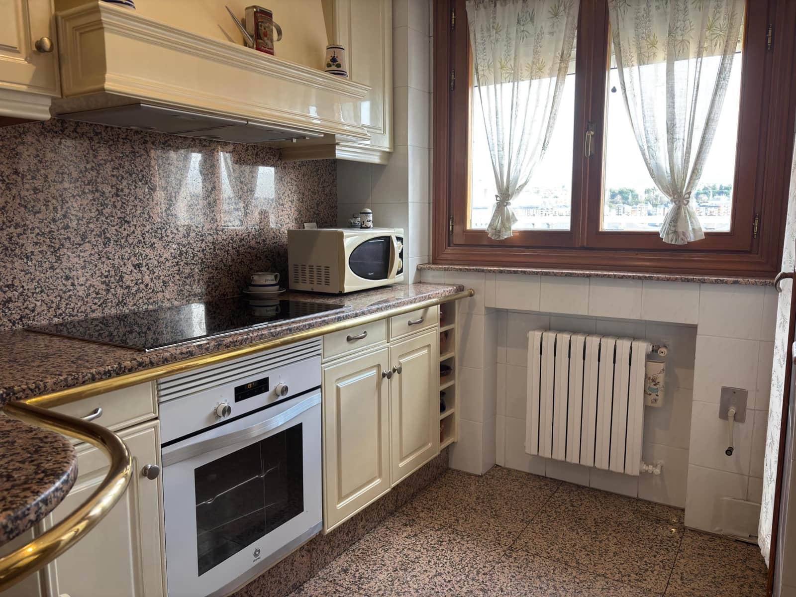 3 sypialnia Mieszkanie na sprzedaż w Ponferrada z garażem - 185 000 € (Ref: 9441393)