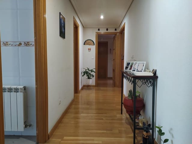 4 sovrum Lägenhet till salu i Ponferrada med garage - 145 000 € (Ref: 9666599)