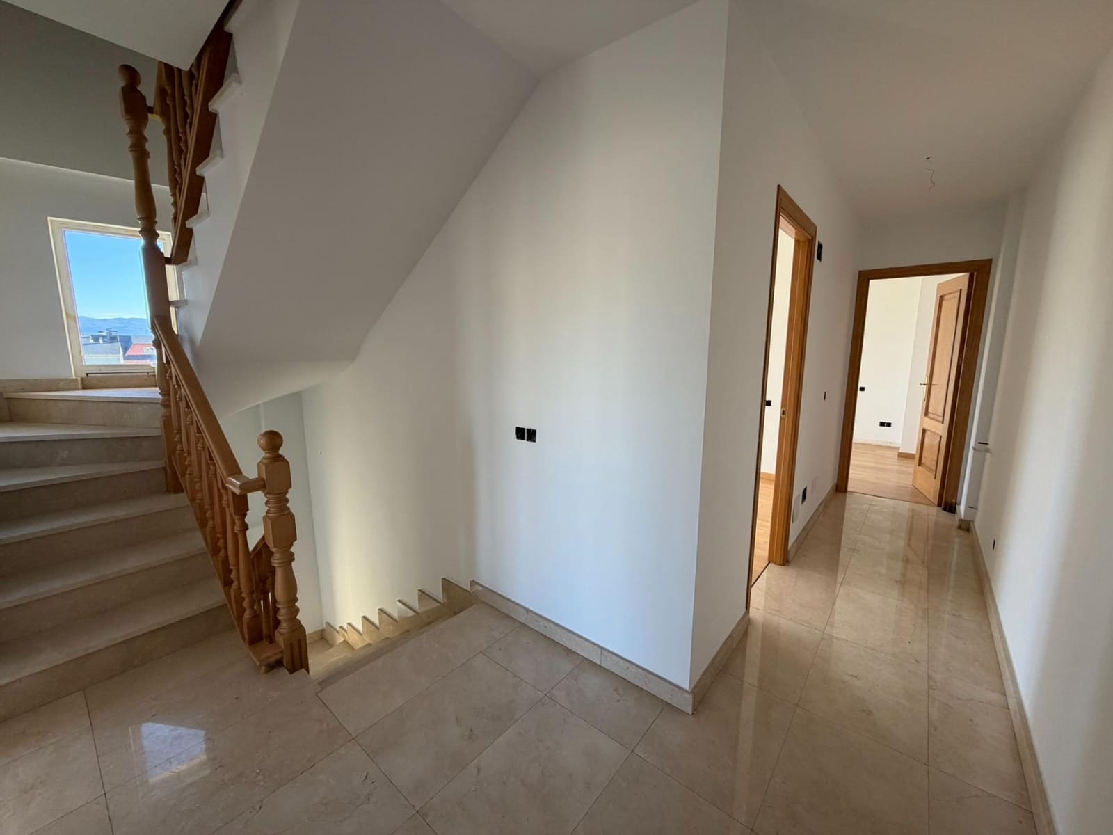 4 bedroom Semi-detached Villa for sale in Cacabelos - € 231,000 (Ref: 9695423)