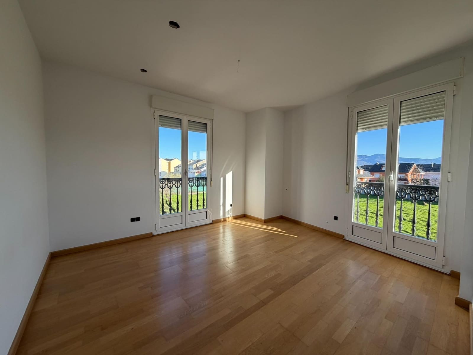 4 bedroom Semi-detached Villa for sale in Cacabelos - € 231,000 (Ref: 9695423)