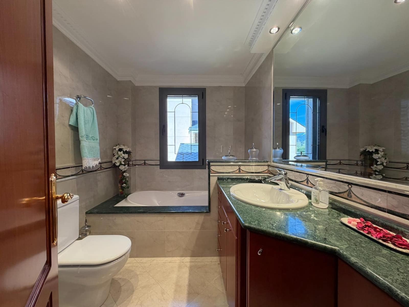 8 bedroom Villa for sale in Cacabelos with garage - € 800,000 (Ref: 9791130)