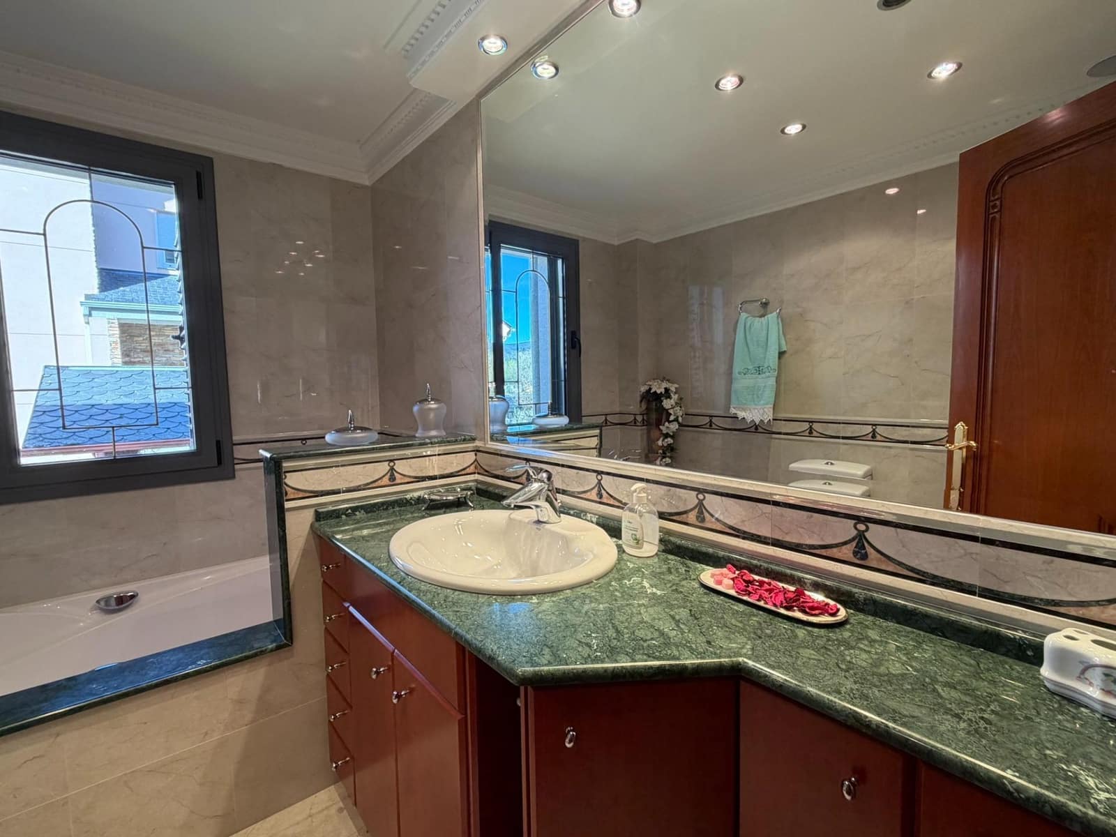 8 bedroom Villa for sale in Cacabelos with garage - € 800,000 (Ref: 9791130)