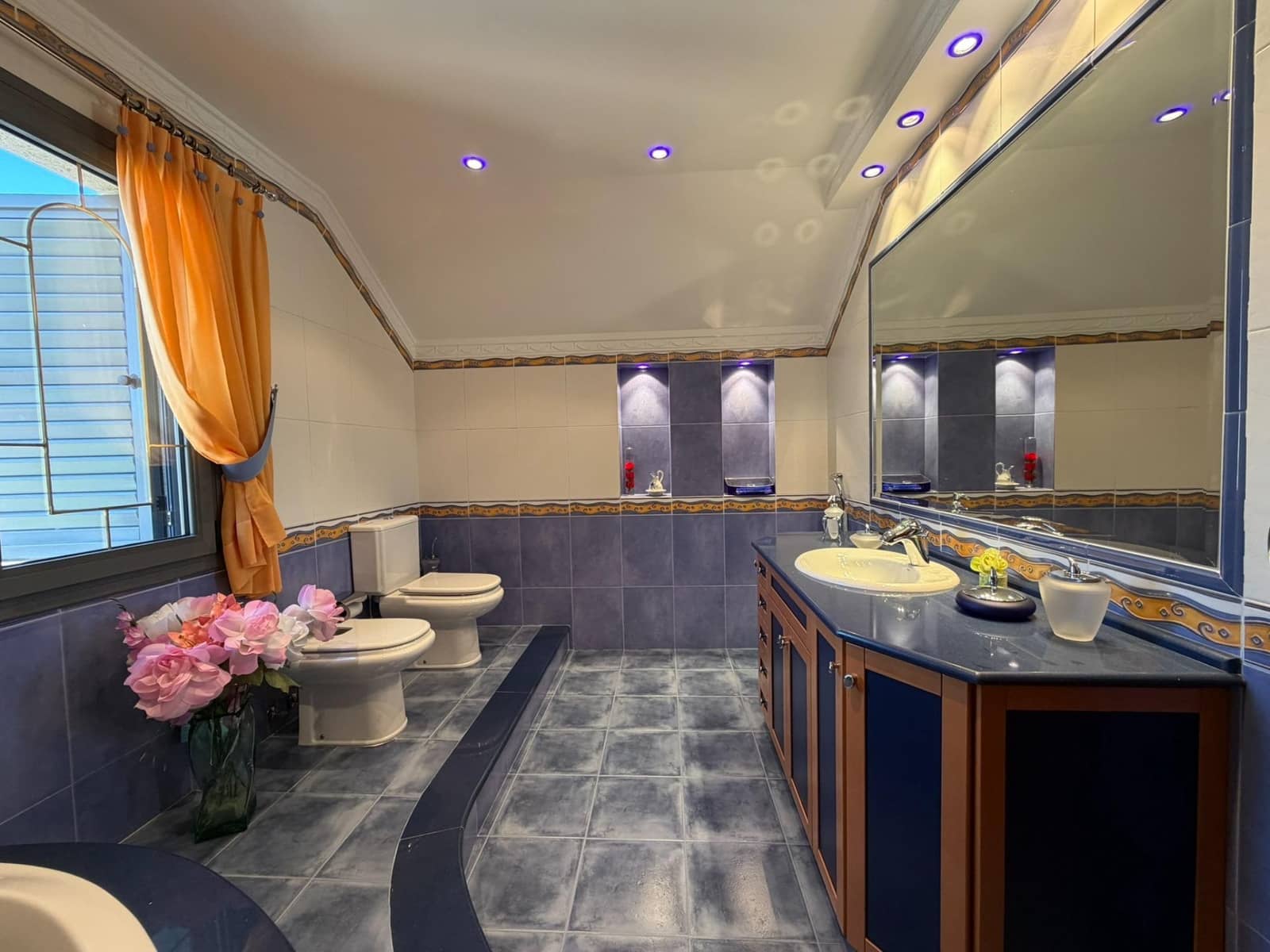 8 bedroom Villa for sale in Cacabelos with garage - € 800,000 (Ref: 9791130)